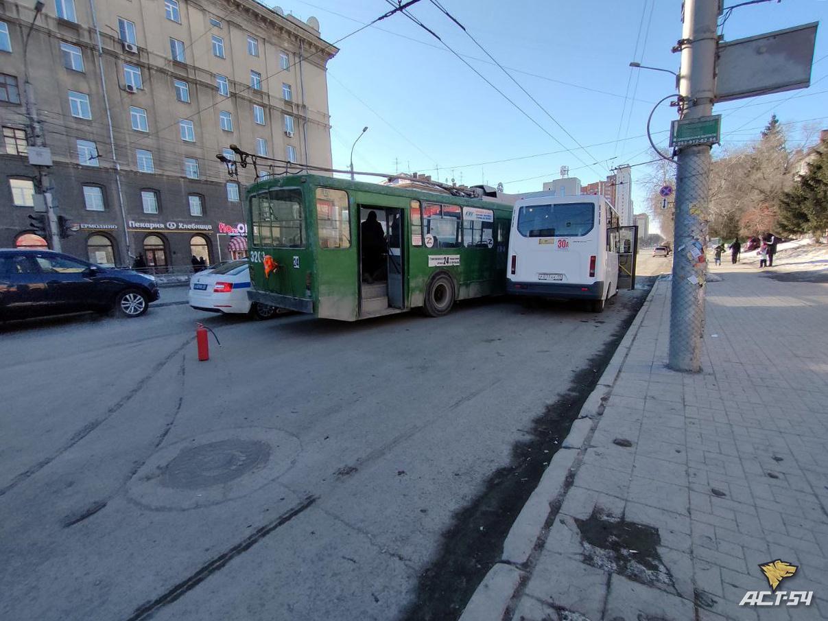 Фото Троллейбус № 24 и маршрутка № 30А попали в ДТП на остановке в Новосибирске 2