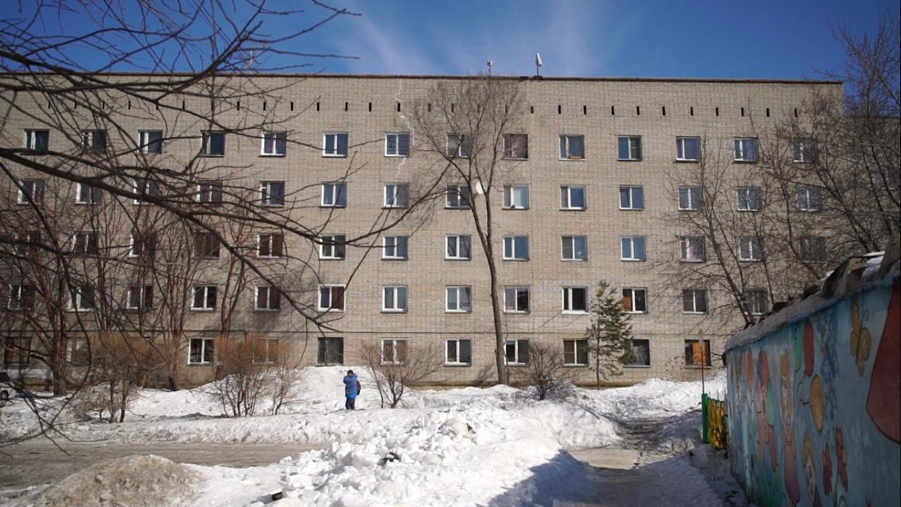Фото «Женя, милый, я сейчас упаду»: участник трагедии с падением 46-летней женщины из окна общежития в Новосибирске отсидел 9 лет за убийство 4