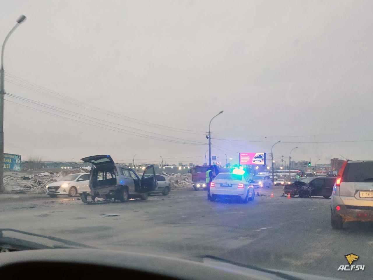 Фото Водителя и пассажирку госпитализировали после лобового столкновения на трассе в Новосибирске 2