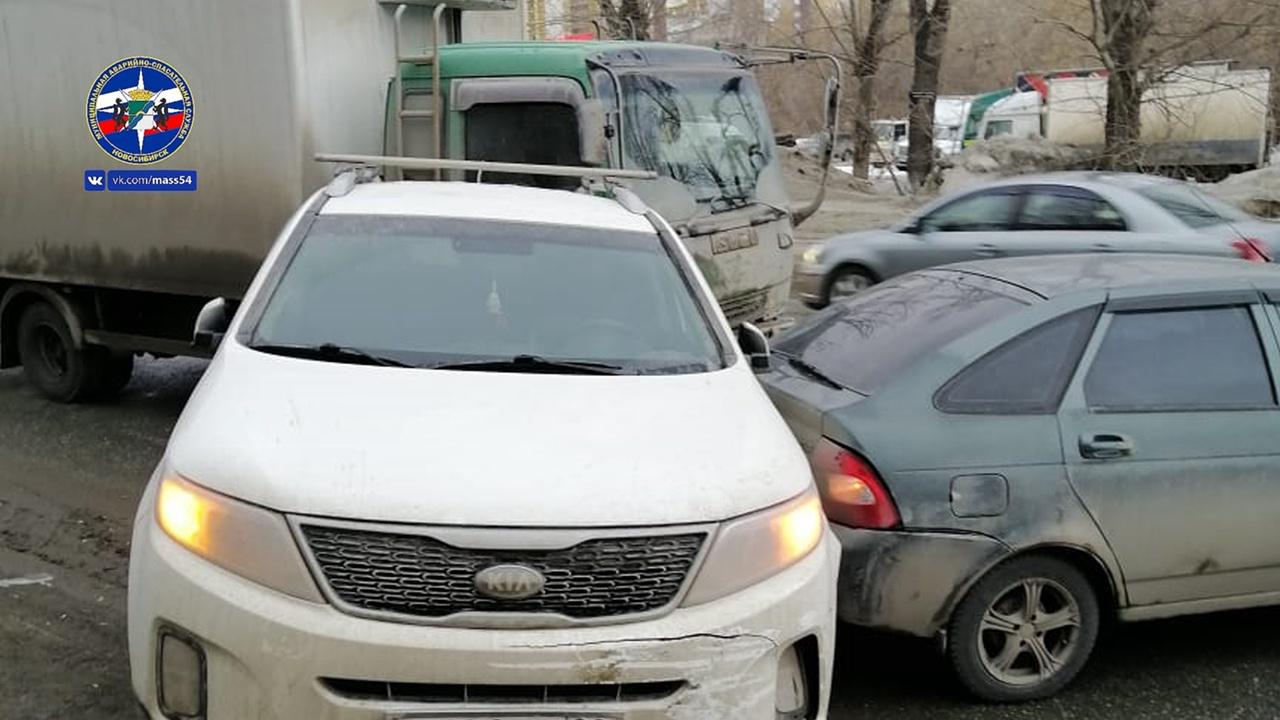 Фото Водитель грузовика потерял сознание и спровоцировал тройное ДТП в Новосибирске 3