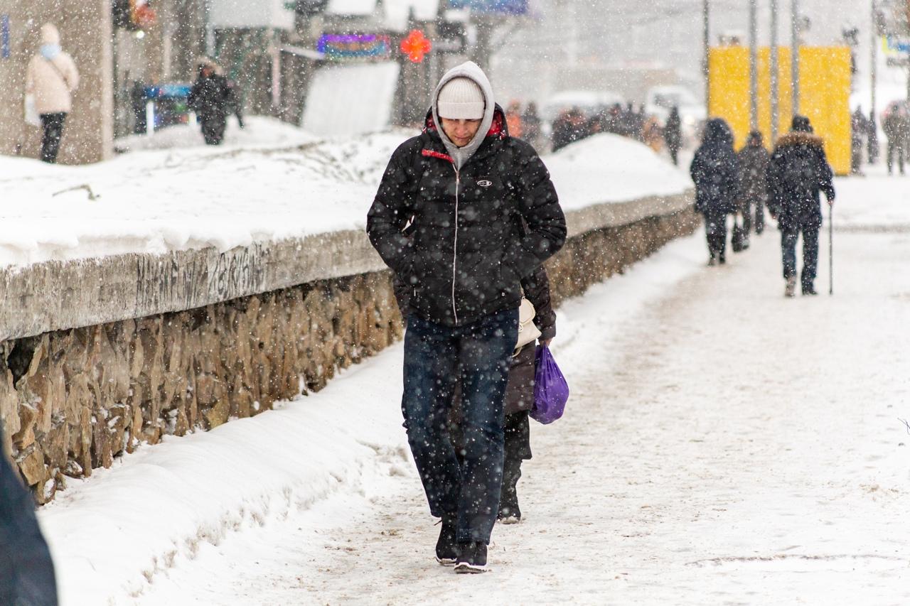 Похолодание передают. Похолодание. Снег в Москве. Снегопад в апреле. Первый снег в Москве.