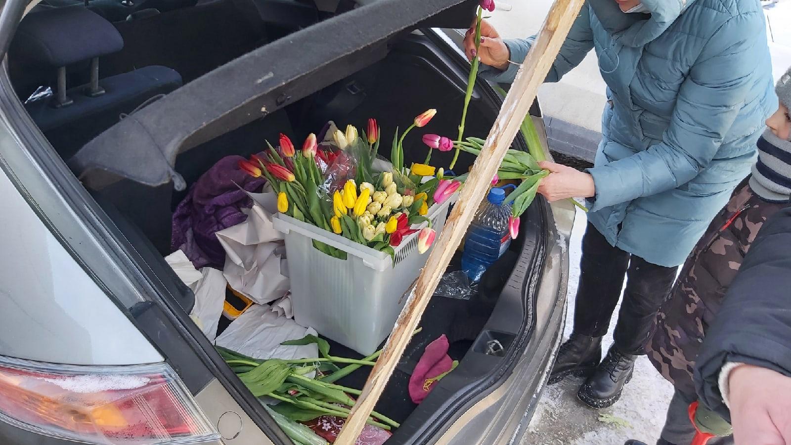 Фото Новосибирцы 8 марта штурмуют автомобили с тюльпанами 4