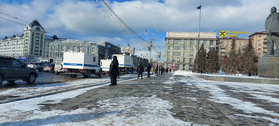 Фото Полицейские оцепили площадь Ленина в Новосибирске 2