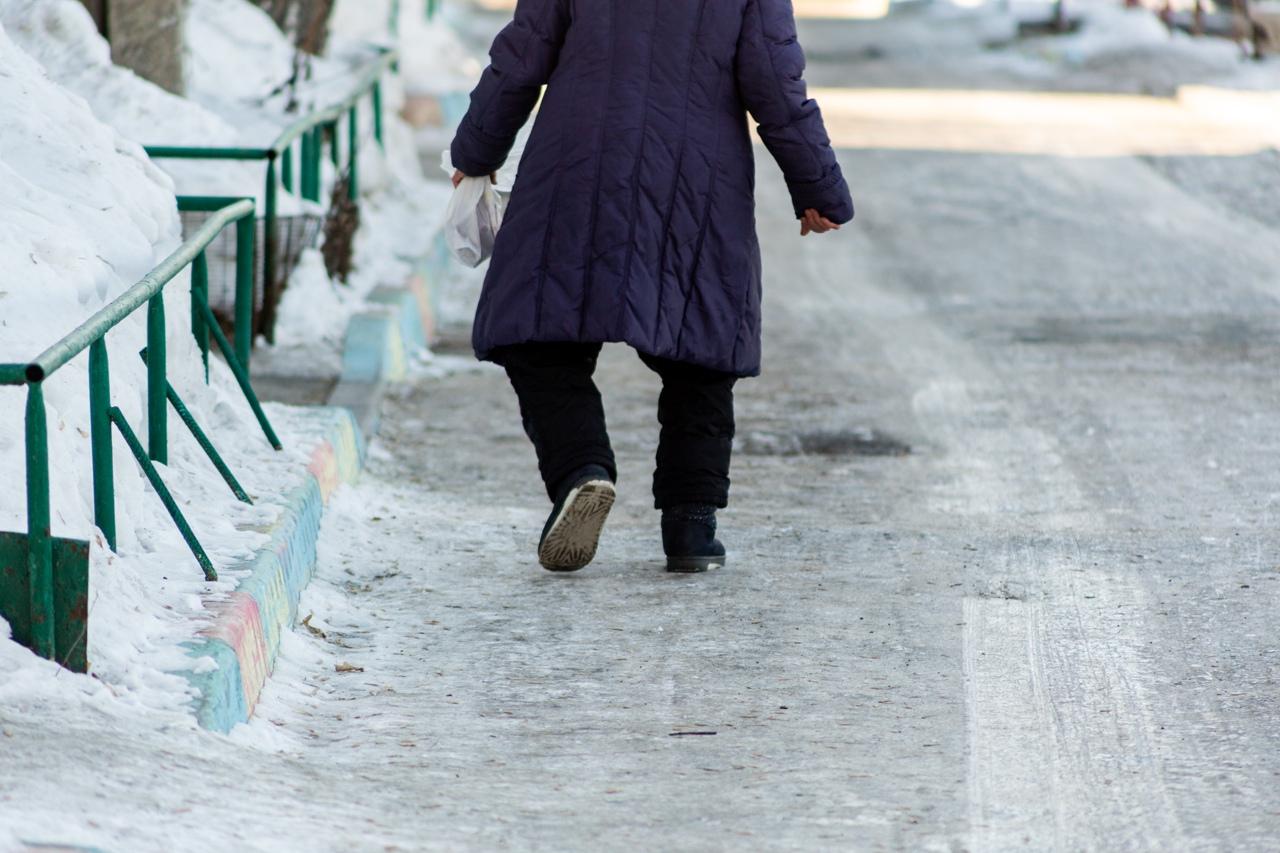 Фото Жители Новосибирска жалуются на гололёд на тротуарах 2