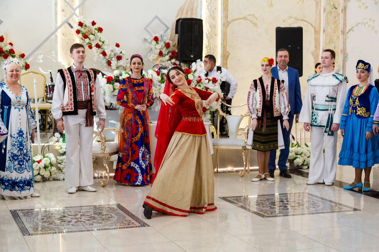 Кто отмечает навруз какие народы. Навруз. Международный день Навруз. Межнациональный Навруз. Праздник Навруз в Азербайджане.