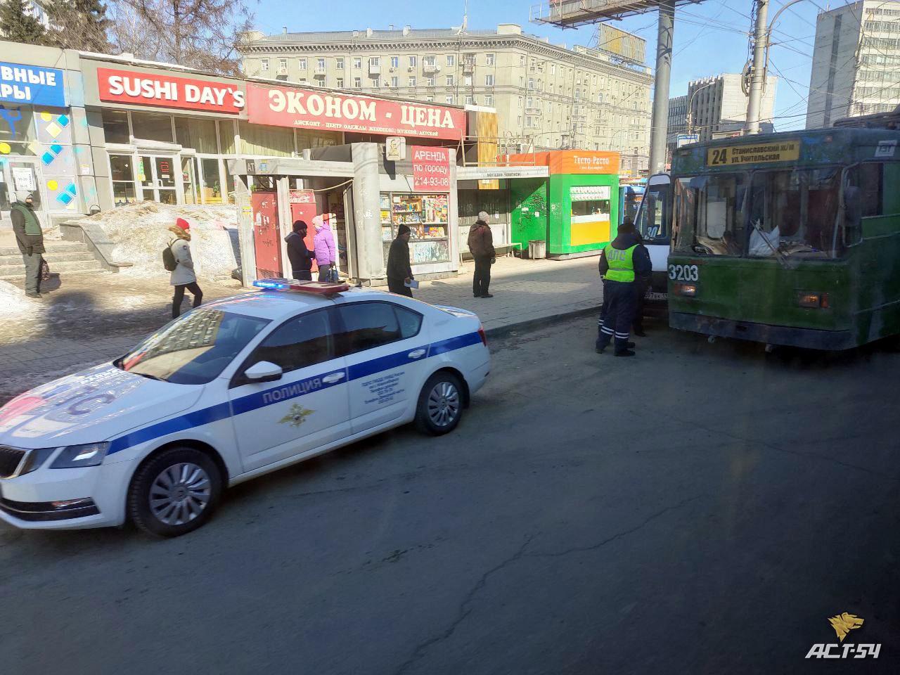 Фото Троллейбус № 24 и маршрутка № 30А попали в ДТП на остановке в Новосибирске 3