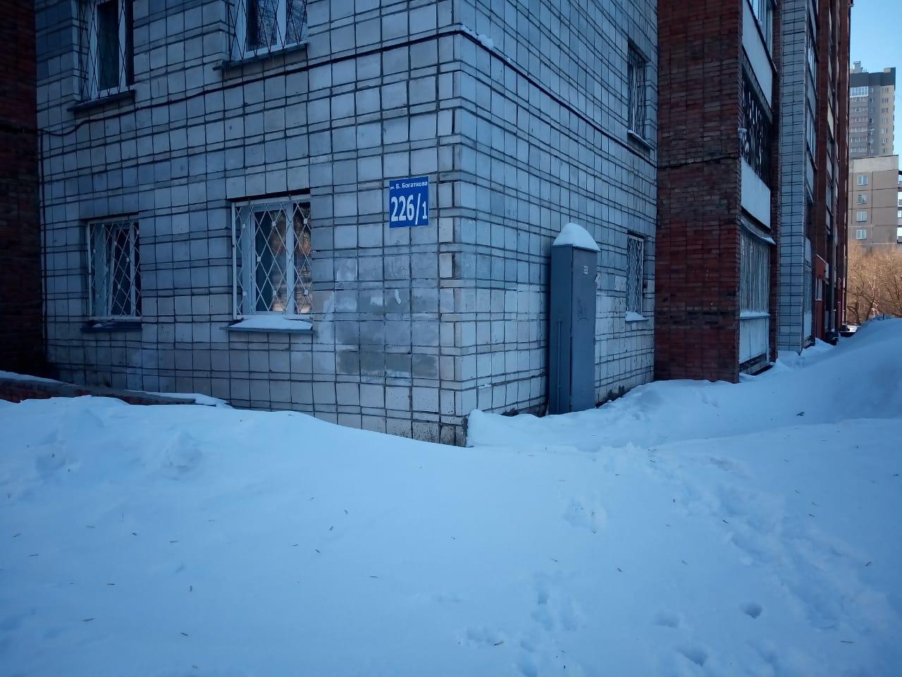 Фото В Новосибирске владелица Suzuki застряла в снежной колее у дома в Октябрьском районе 3