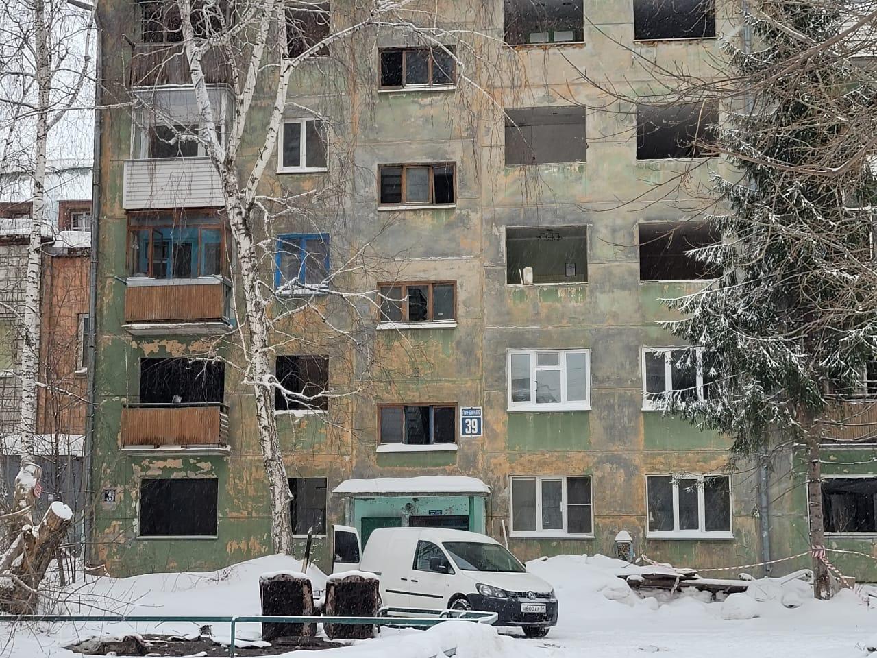 Фото В Новосибирске из взорвавшегося на Линейной дома вытащили окна 5
