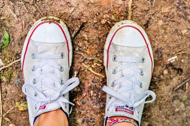 Фото Белые кроссовки станут как новые: три бесплатных способа очистить обувь от весенней грязи 2