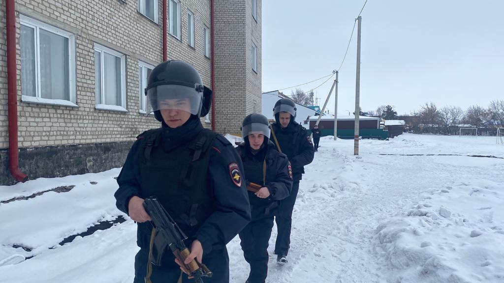 Фото В школе под Новосибирском силовики отловят условных террористов 2