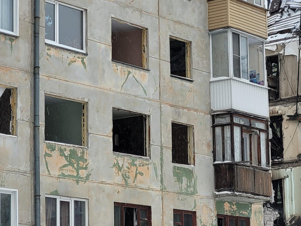 Фото В Новосибирске из взорвавшегося на Линейной дома вытащили окна 3