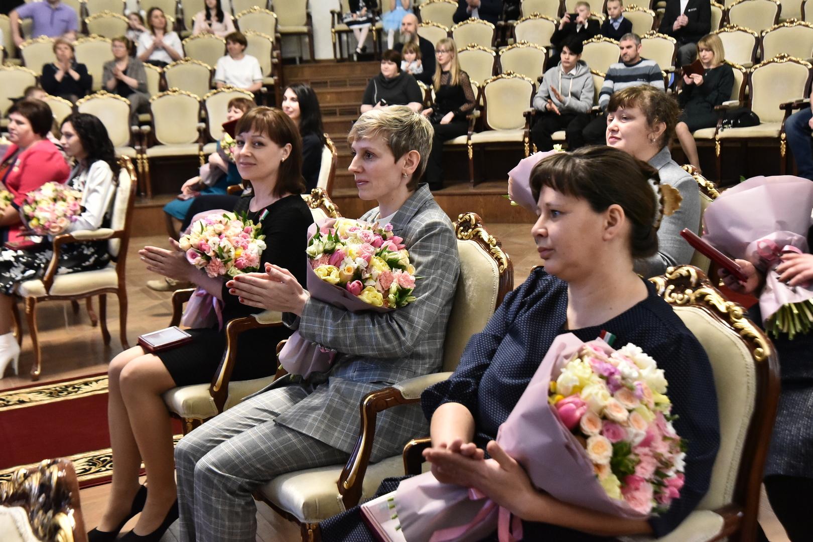 Фото Губернатор Андрей Травников вручил знаки отличия «За материнскую доблесть» 3