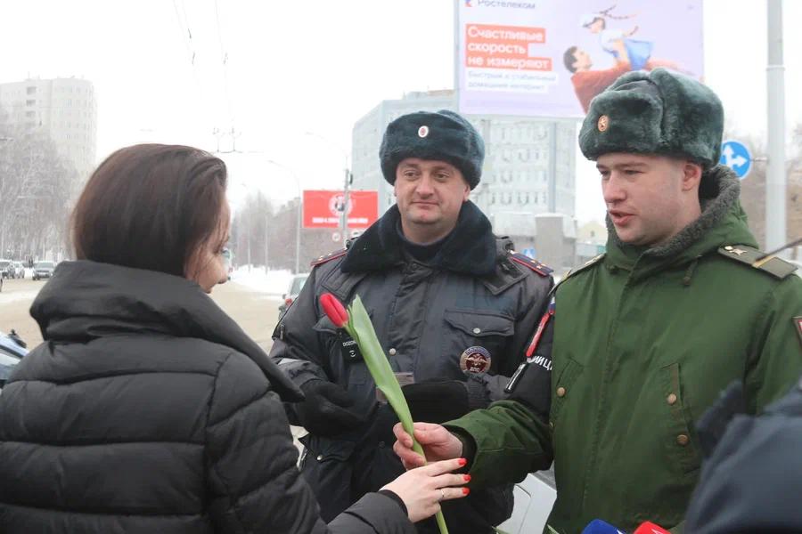 Фото В Новосибирске на дорогах появились военные с цветами 2