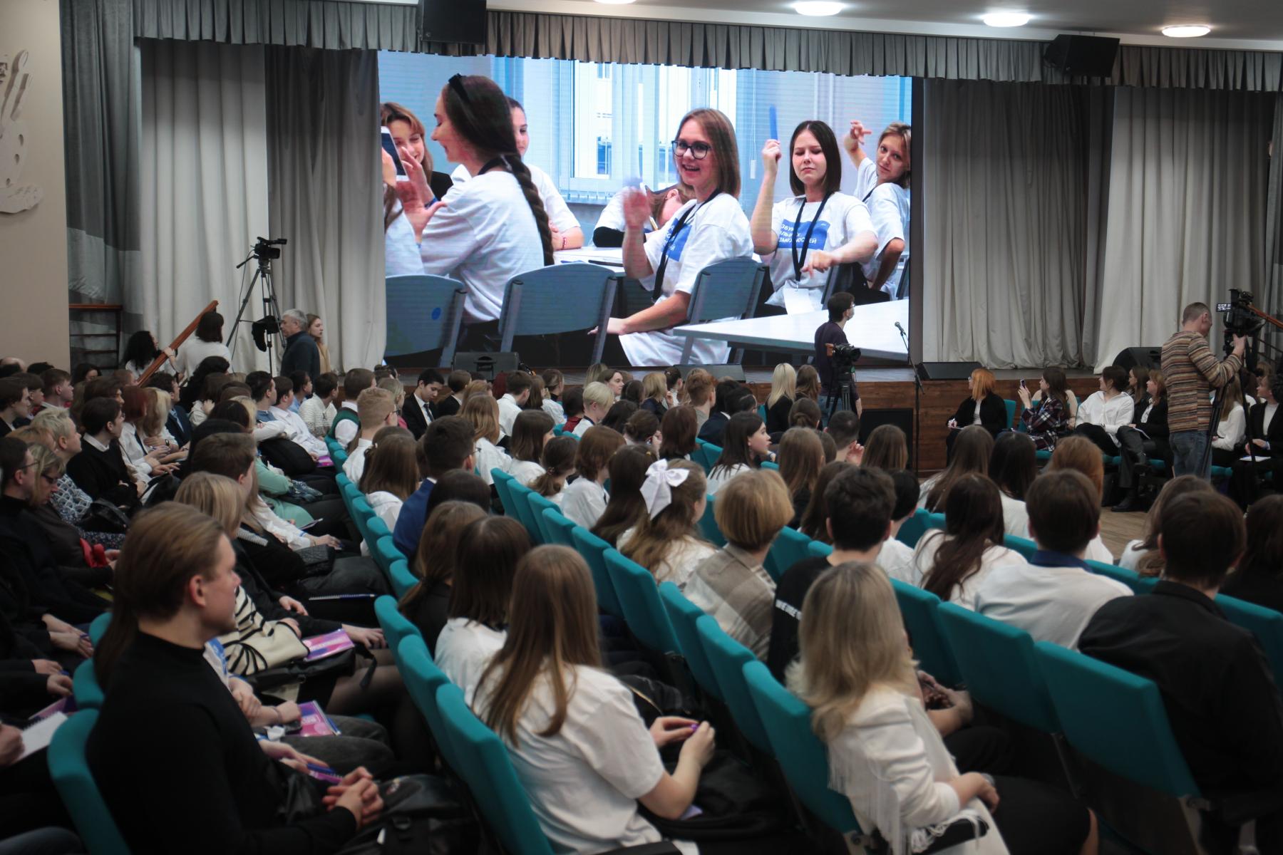 Фото Мэр Новосибирска одобрил реализацию восьми социально значимых проектов школьников 3