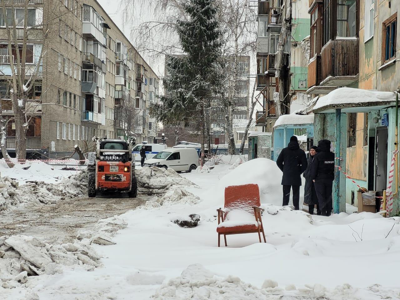 Фото В Новосибирске из взорвавшегося на Линейной дома вытащили окна 4