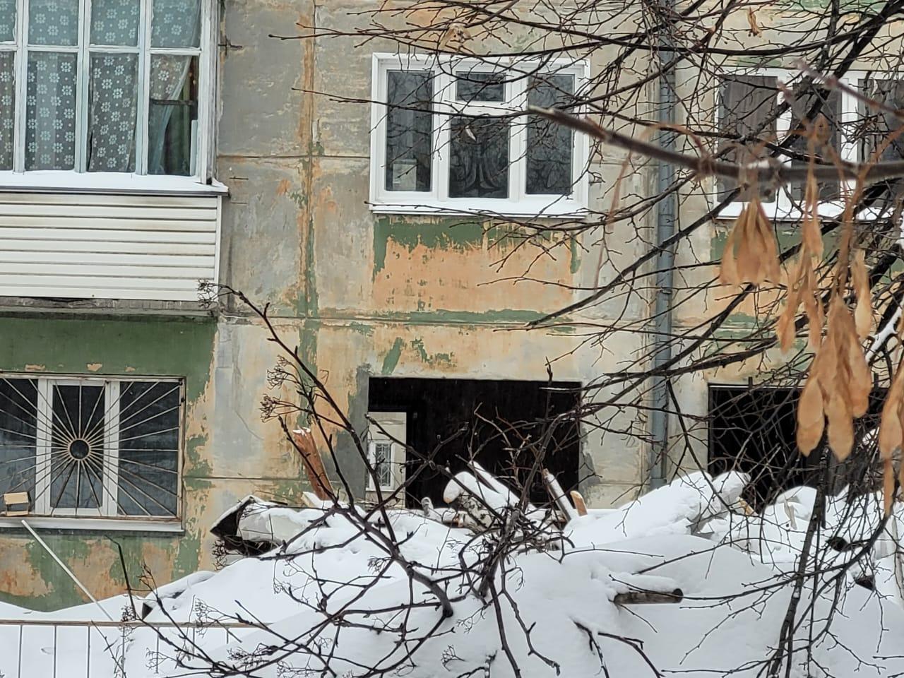 Фото В Новосибирске из взорвавшегося на Линейной дома вытащили окна 11