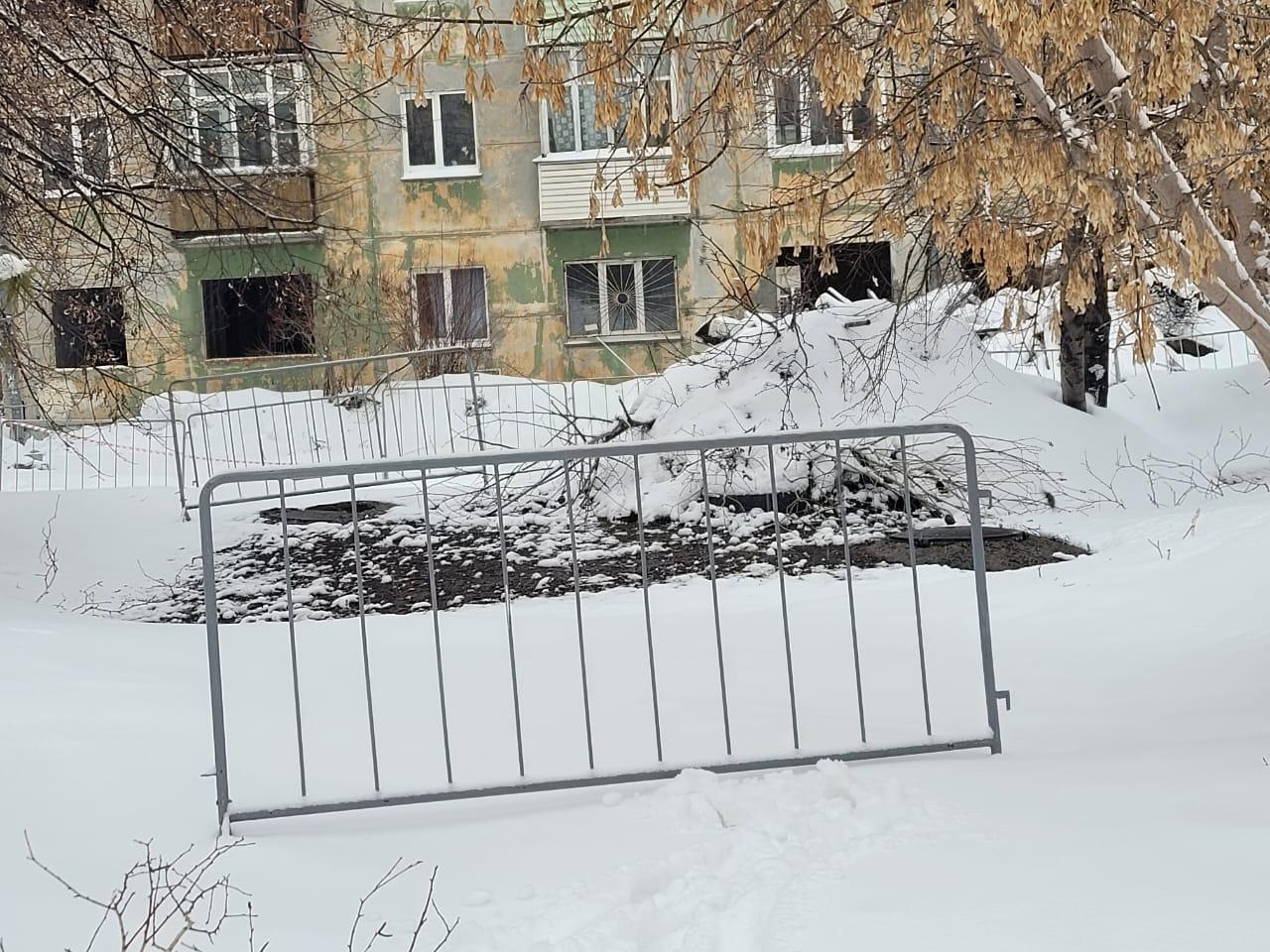 Фото В Новосибирске из взорвавшегося на Линейной дома вытащили окна 9