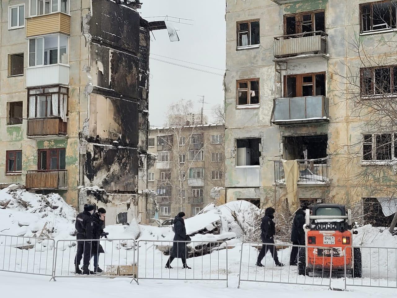 Фото В Новосибирске из взорвавшегося на Линейной дома вытащили окна 7