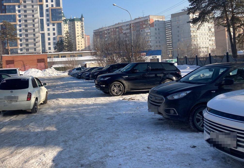 Фото В Новосибирске компания «Зооторг» устроила парковку на месте строительства гостиницы 3
