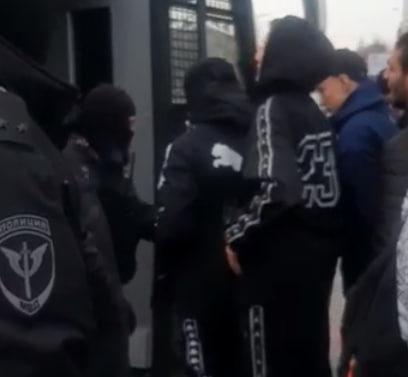 Фото «Вязали лысых и с длинными волосами»: очевидцы рассказали о задержаниях подростков в ТЦ Новосибирска 2