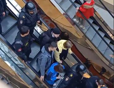 Фото «Вязали лысых и с длинными волосами»: очевидцы рассказали о задержаниях подростков в ТЦ Новосибирска 3