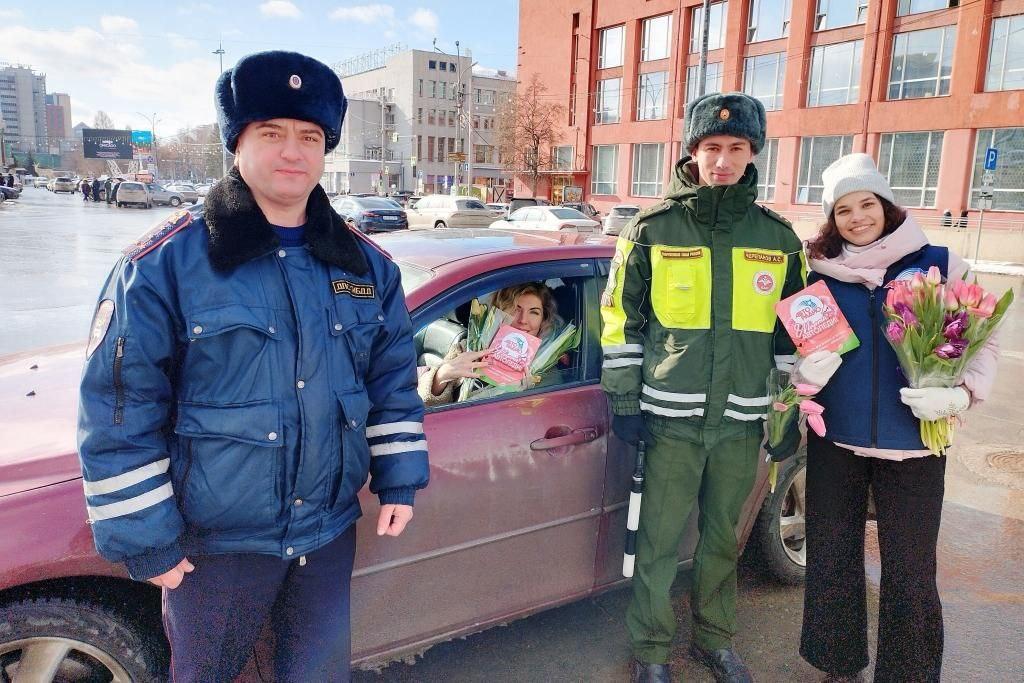 Фото В Новосибирске сотрудники ГИБДД подарили цветы водительницам на 8 Марта 3