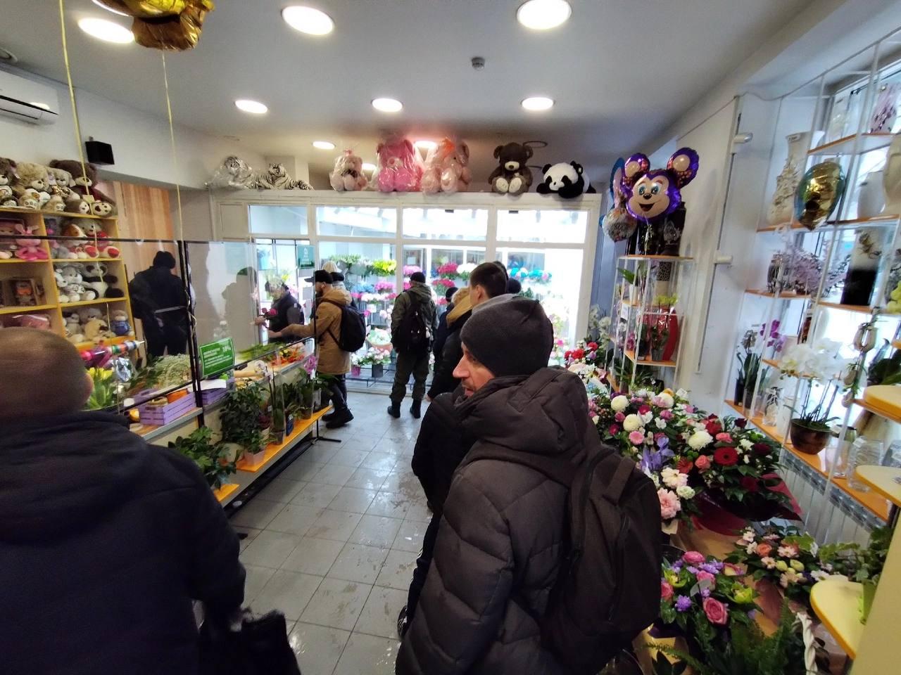 Фото В Новосибирске мужчины выстроились в очереди за цветами 8 марта 2