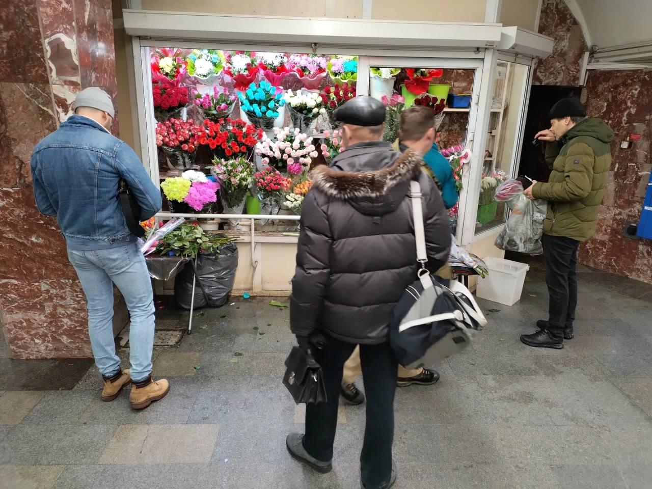 Фото В Новосибирске мужчины выстроились в очереди за цветами 8 марта 4