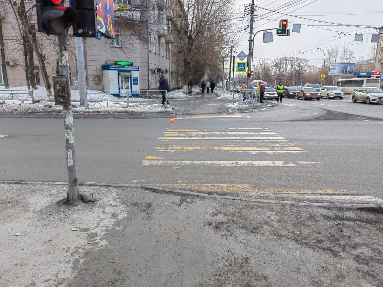Фото В Новосибирске Land Cruiser сбил 47-летнюю женщину на пешеходном переходе 2