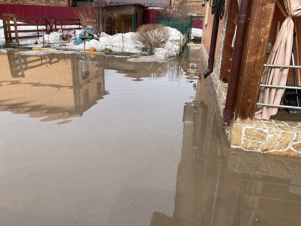 Фото В Новосибирске жители массово жалуются на затопленные дома и гаражи 2