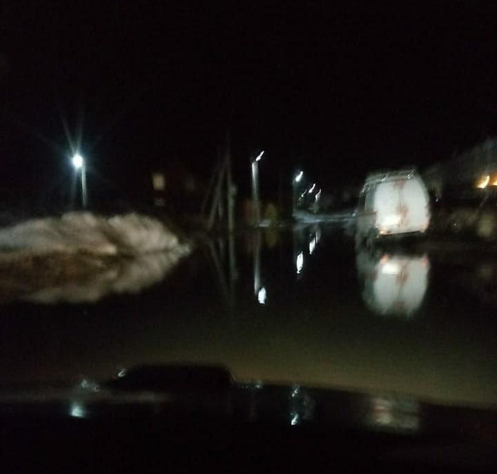 Фото Под Новосибирском талые воды затопили дома в посёлке Озёрный 3