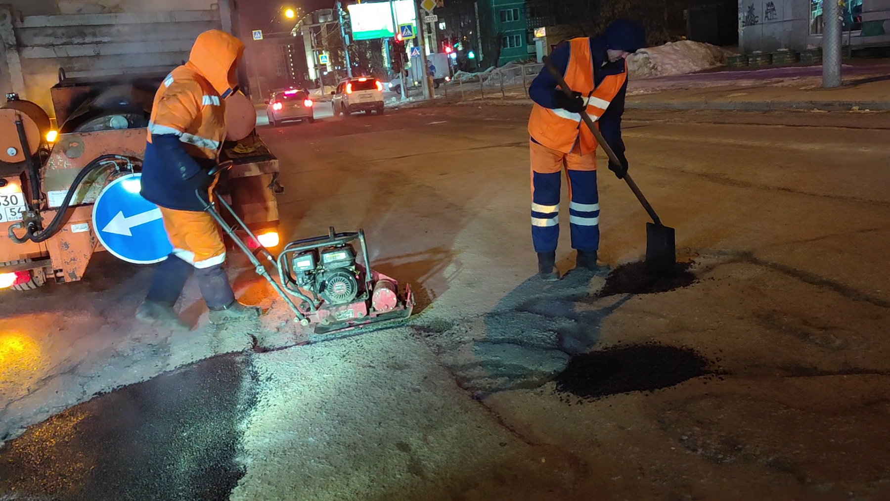 Фото Первый дорожный ремонт ведут по ночам на магистралях Дзержинки 2