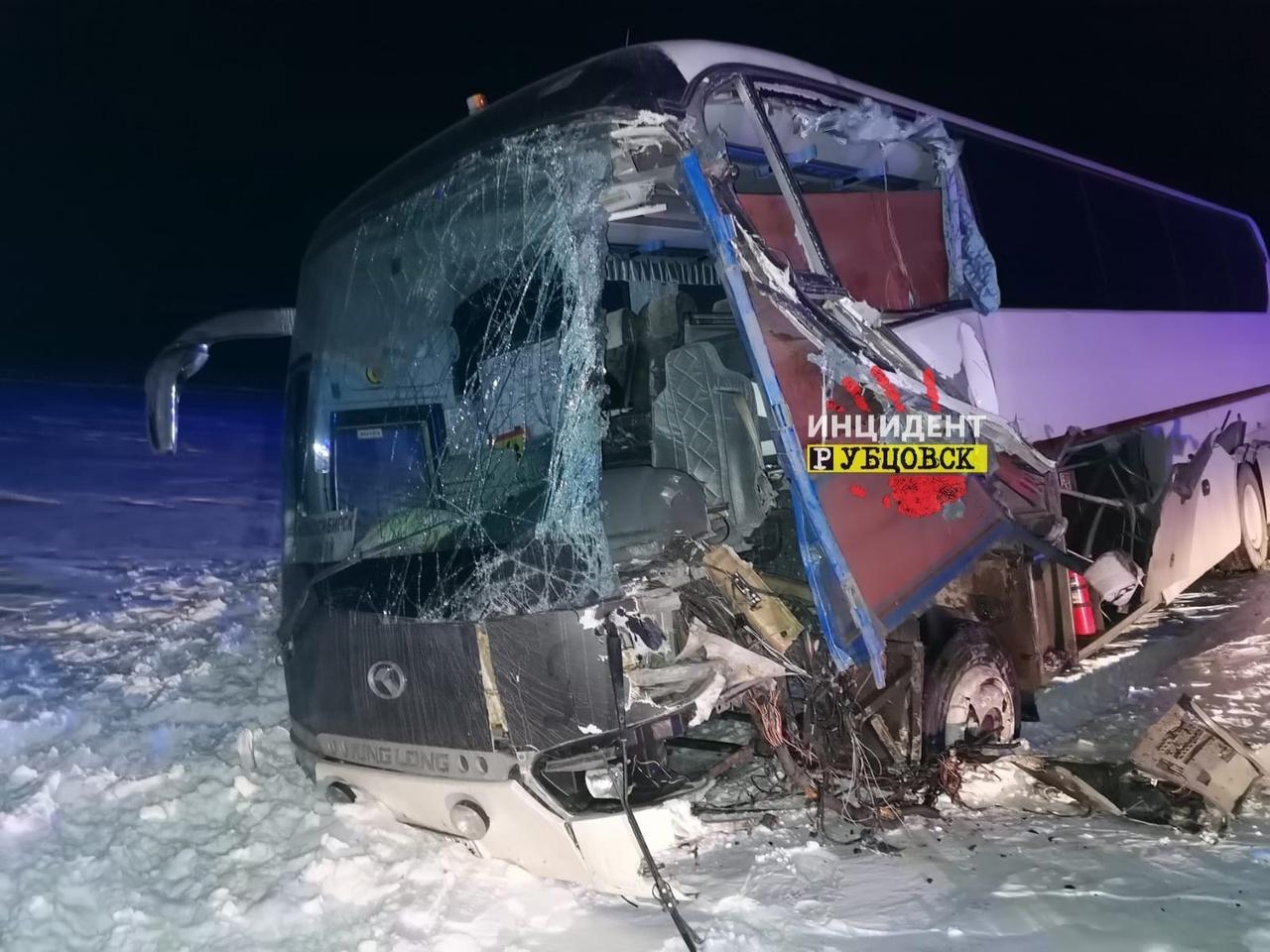 Фото Опубликованы фото смертельного ДТП на Алтае с рейсовым автобусом из Новосибирска 2