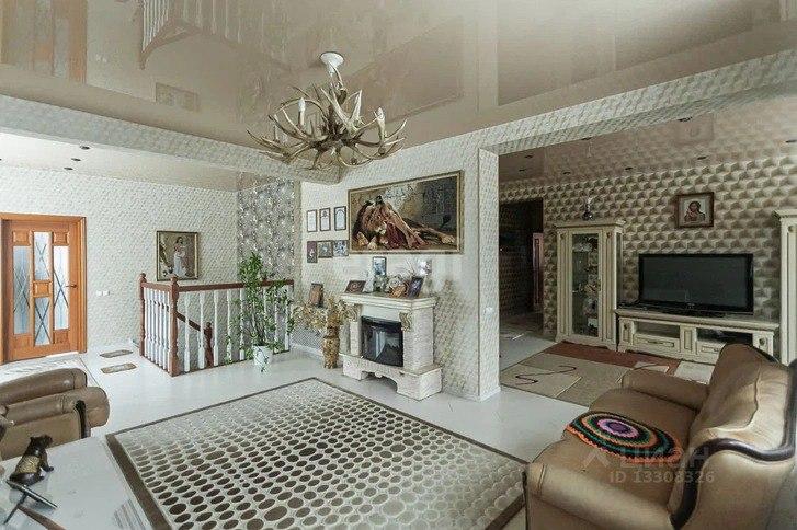 Фото В Бердске продают трехэтажный дом с 2 кухнями и бассейном за 38 миллионов рублей 2