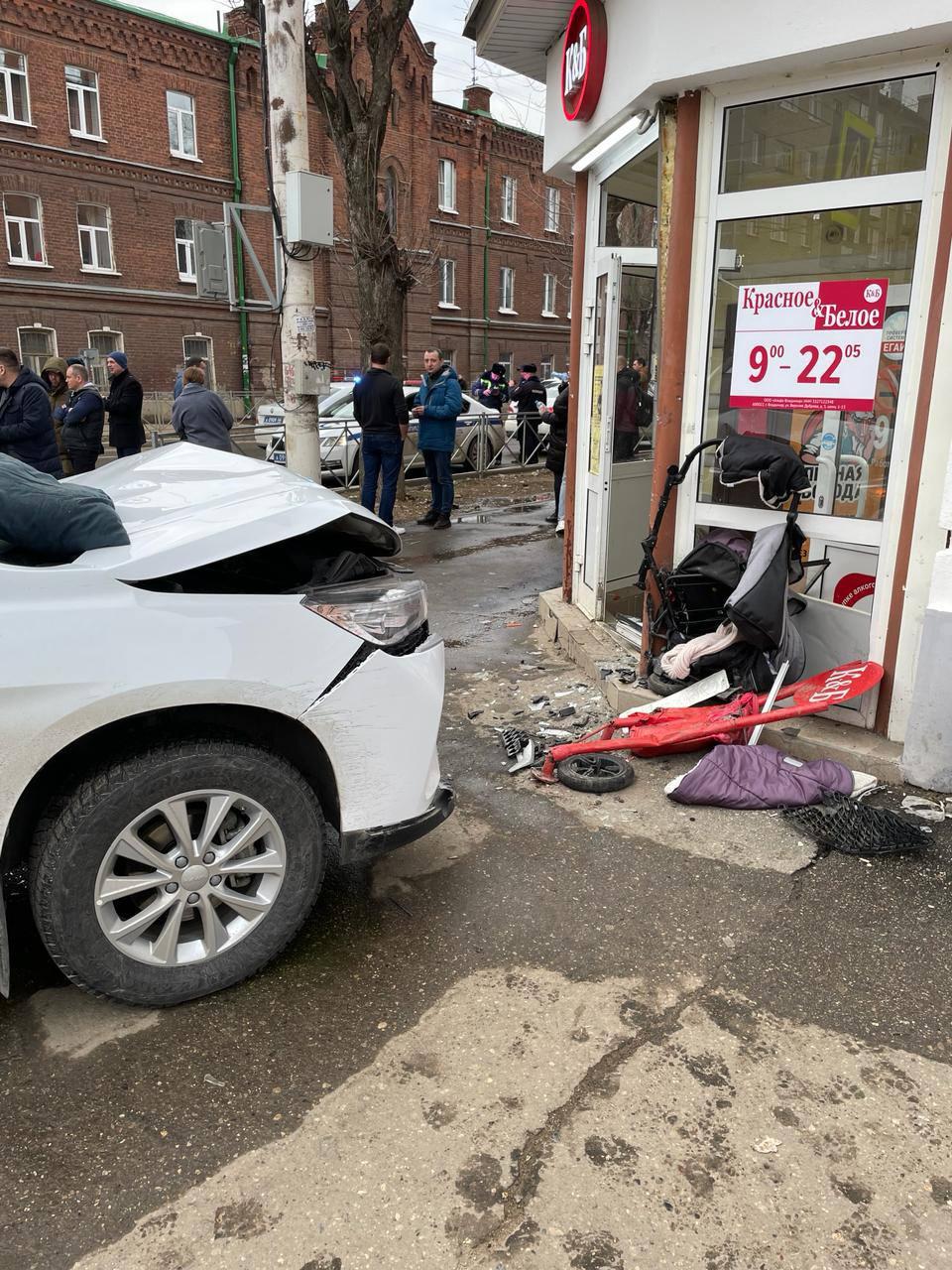 В Костроме вылетевшее на тротуар авто впечатало в стену здания коляску с  младенцем - sib.fm