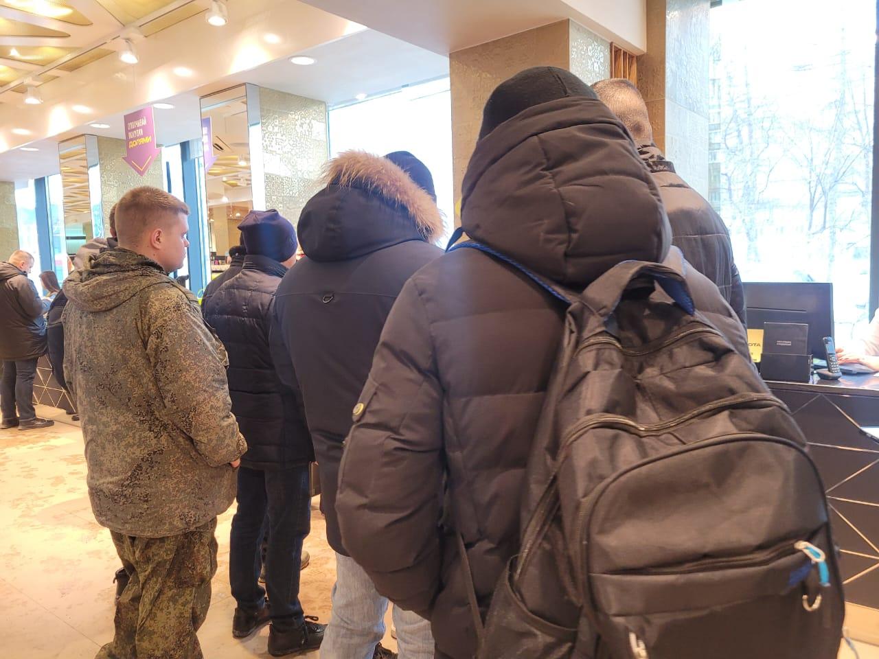 Фото «Мужчины тратят 50-60 тысяч»: новосибирцы расхватывают подарки на 8 марта — в магазинах огромные очереди 5