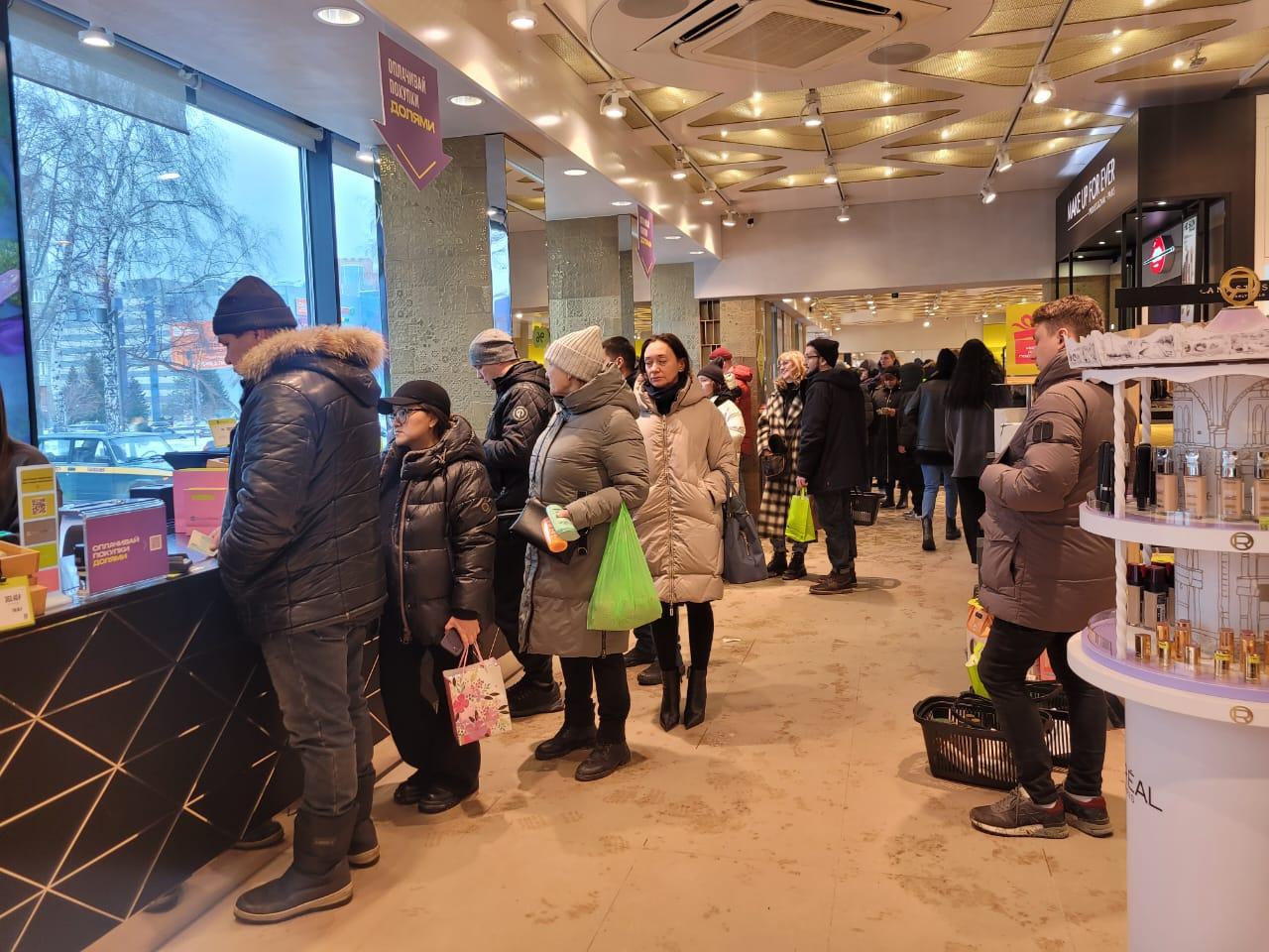Фото «Мужчины тратят 50-60 тысяч»: новосибирцы расхватывают подарки на 8 марта — в магазинах огромные очереди 3