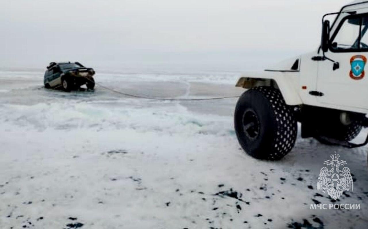 Фото На Байкале жители Новосибирска провалилась на машине под лед 2