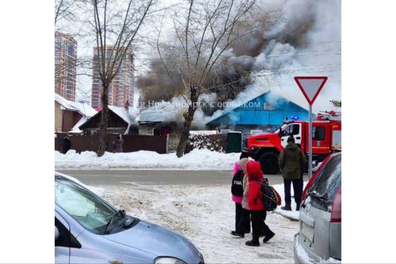 В Новосибирске на улице Кропоткина загорелись два частных дома - sib.fm