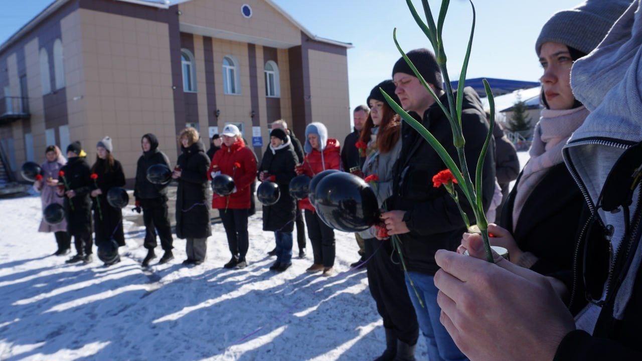 Фото Новосибирцы несут цветы на стихийные мемориалы в память погибшим при теракте 2