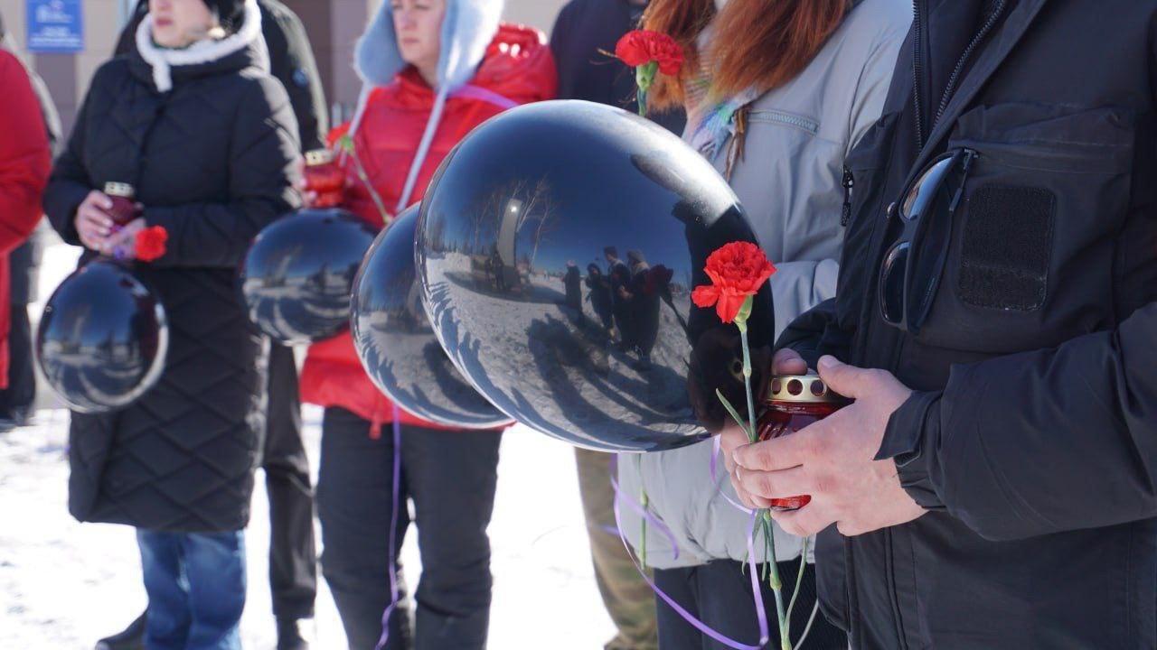 Фото Новосибирцы несут цветы на стихийные мемориалы в память погибшим при теракте 3