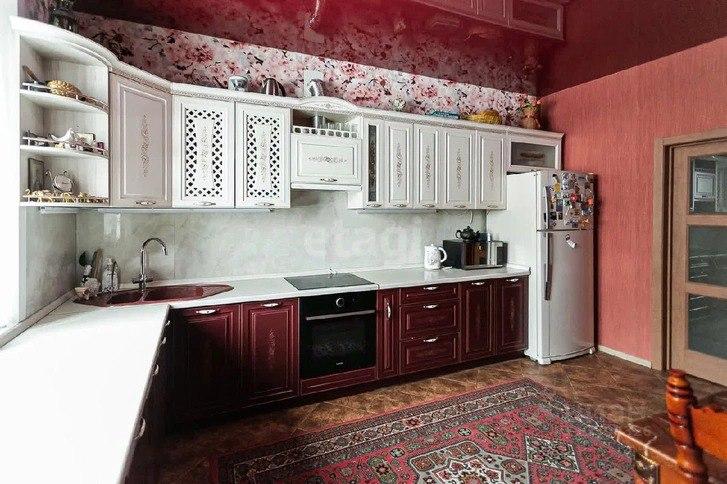 Фото В Бердске продают трехэтажный дом с 2 кухнями и бассейном за 38 миллионов рублей 3