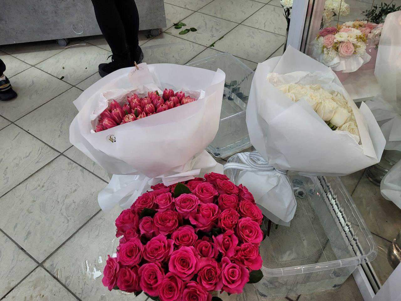 Фото «Стараемся держать цены»: сколько стоят букеты на 8 марта в Новосибирске и где остались недорогие цветы 8