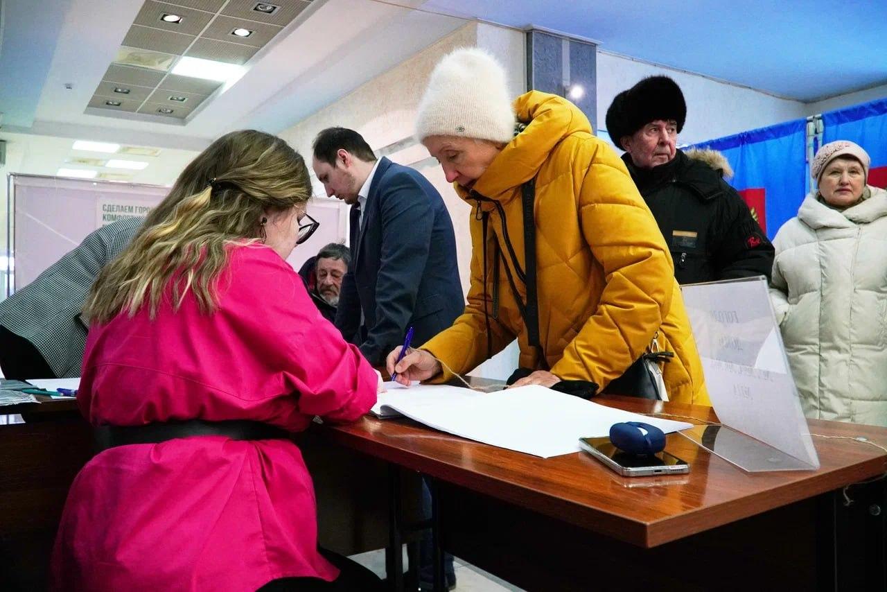 Фото Как в Новосибирске прошёл первый день выборов президента РФ — фоторепортаж 14