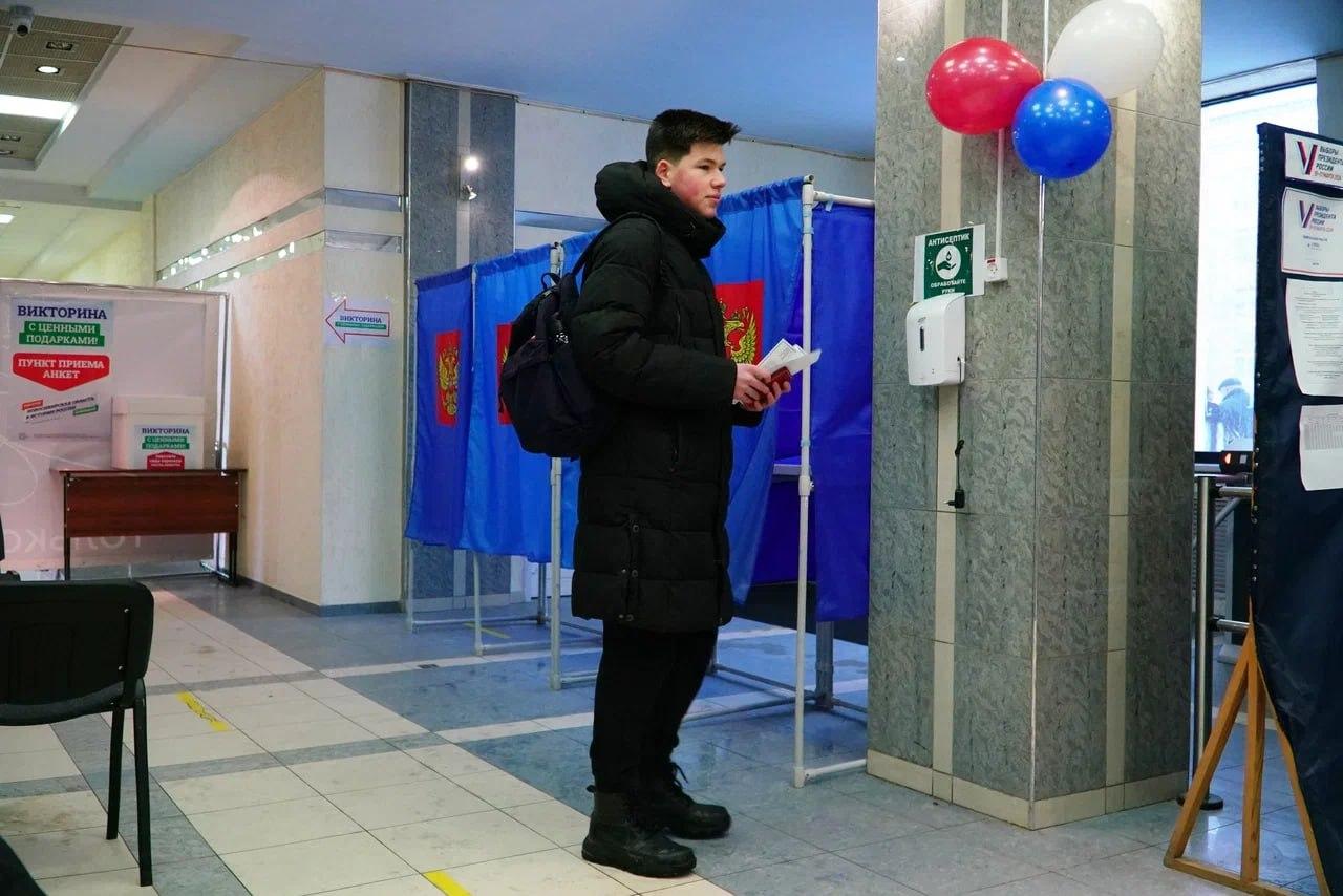 Фото Как в Новосибирске прошёл первый день выборов президента РФ — фоторепортаж 17