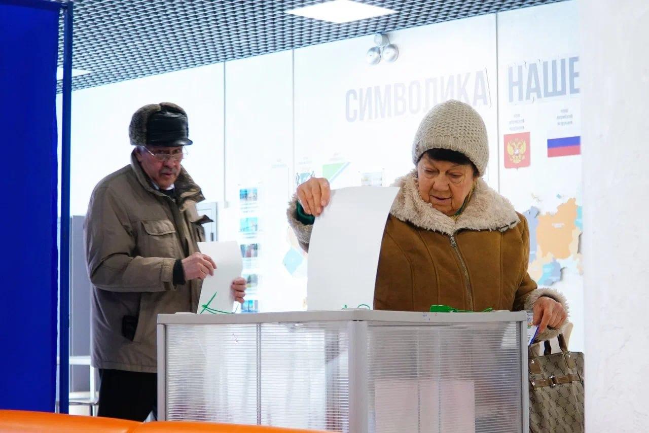 Фото Как в Новосибирске прошёл первый день выборов президента РФ — фоторепортаж 10