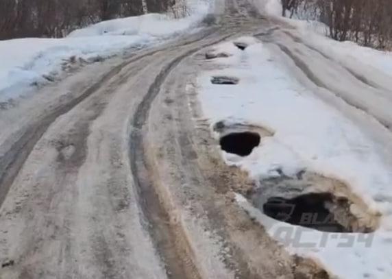 Фото Огромные ямы и реки на дорогах: с приходом весны в Новосибирске «растаял асфальт» – фотофакт 8