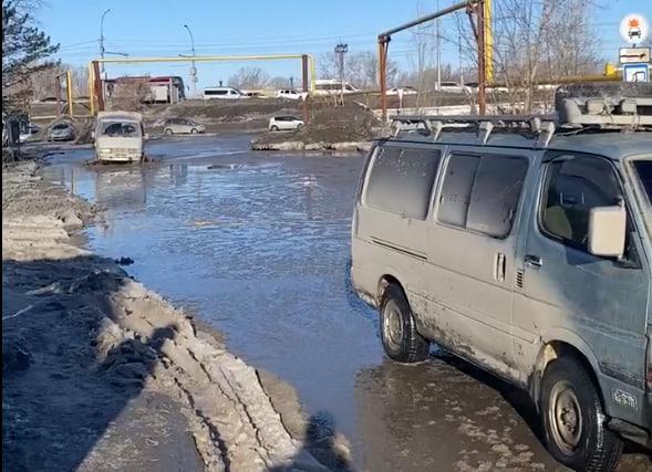 Фото Огромные ямы и реки на дорогах: с приходом весны в Новосибирске «растаял асфальт» – фотофакт 9