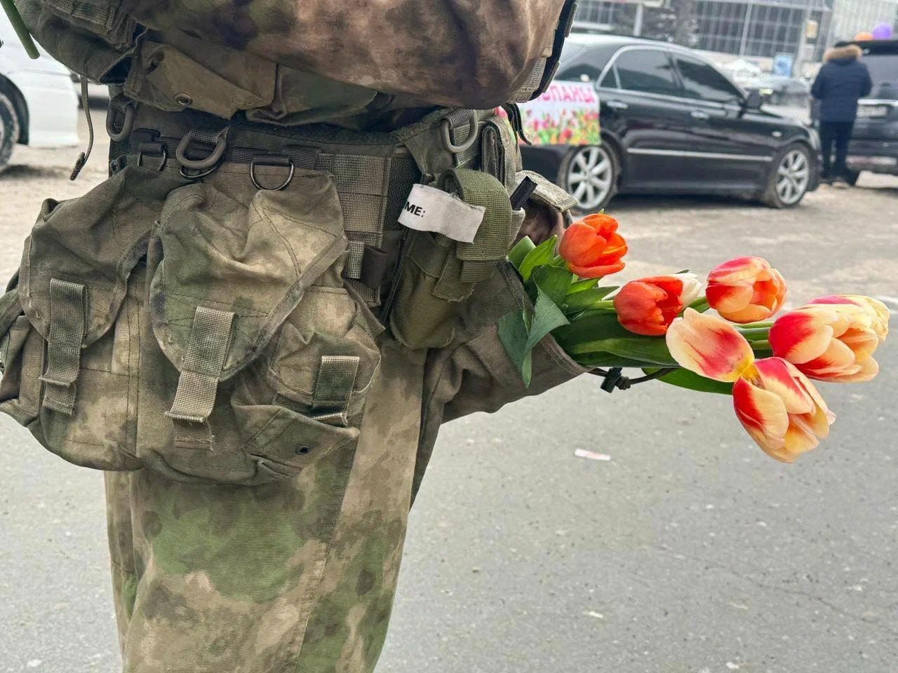 Фото Курсанты Новосибирского военного института поздравили женщин с 8 марта 2