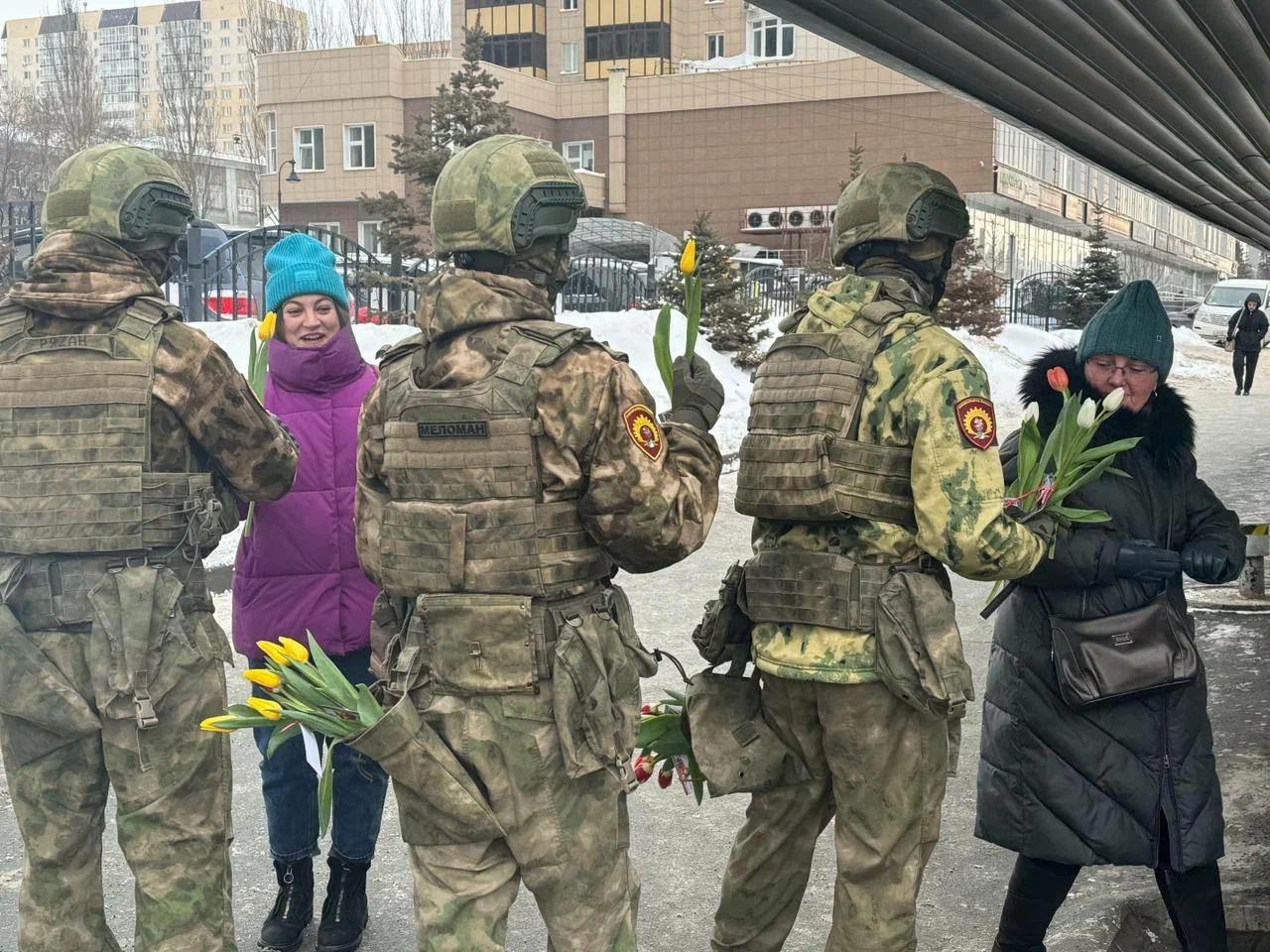 Фото Курсанты Новосибирского военного института поздравили женщин с 8 марта 3